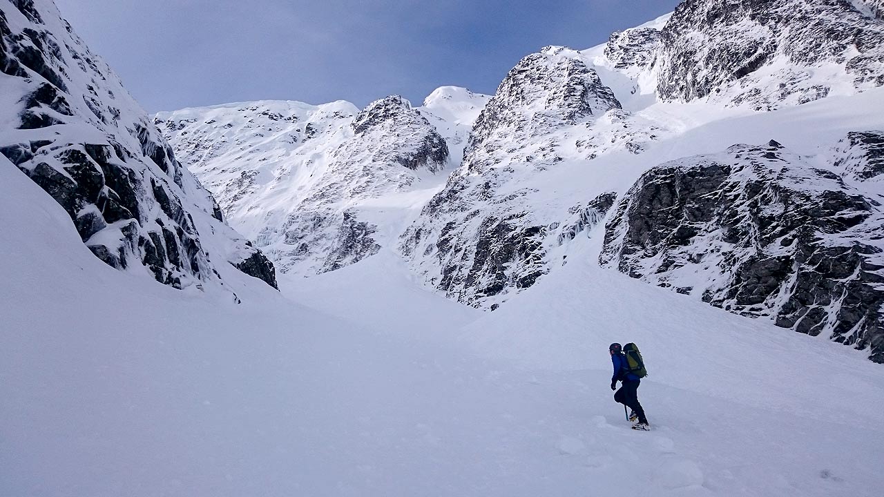 winter mountaineering courses holidays